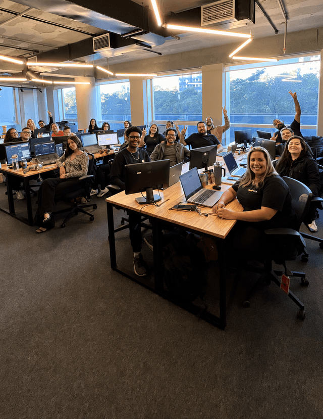 Equipe Apê Real reunida no escritório