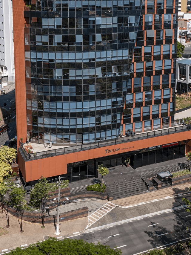 Fachada e entrada do escritório da Apê Real em Campinas — Toulon Office Center